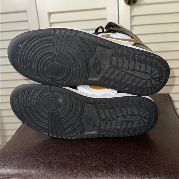 Jordan 1 Mid Patent Black, White & Metallic Gold… - Picture 10 of 11